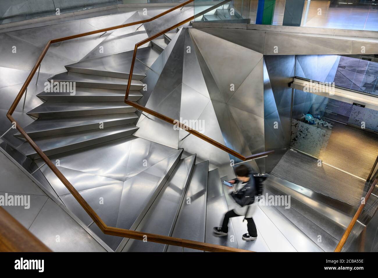 Un visitatore sale la scalinata d'ingresso interna nella Galleria del Forum di Caixa e nel centro espositivo di Madrid, Spagna. Foto Stock
