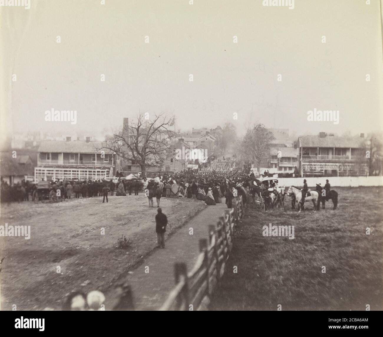 Processione di truppe e civili sulla strada per la dedicazione del Cimitero Nazionale dei soldati, Gettysburg, Pennsylvania, 19 novembre 1863. Precedentemente attribuito a Mathew B. Brady. Foto Stock