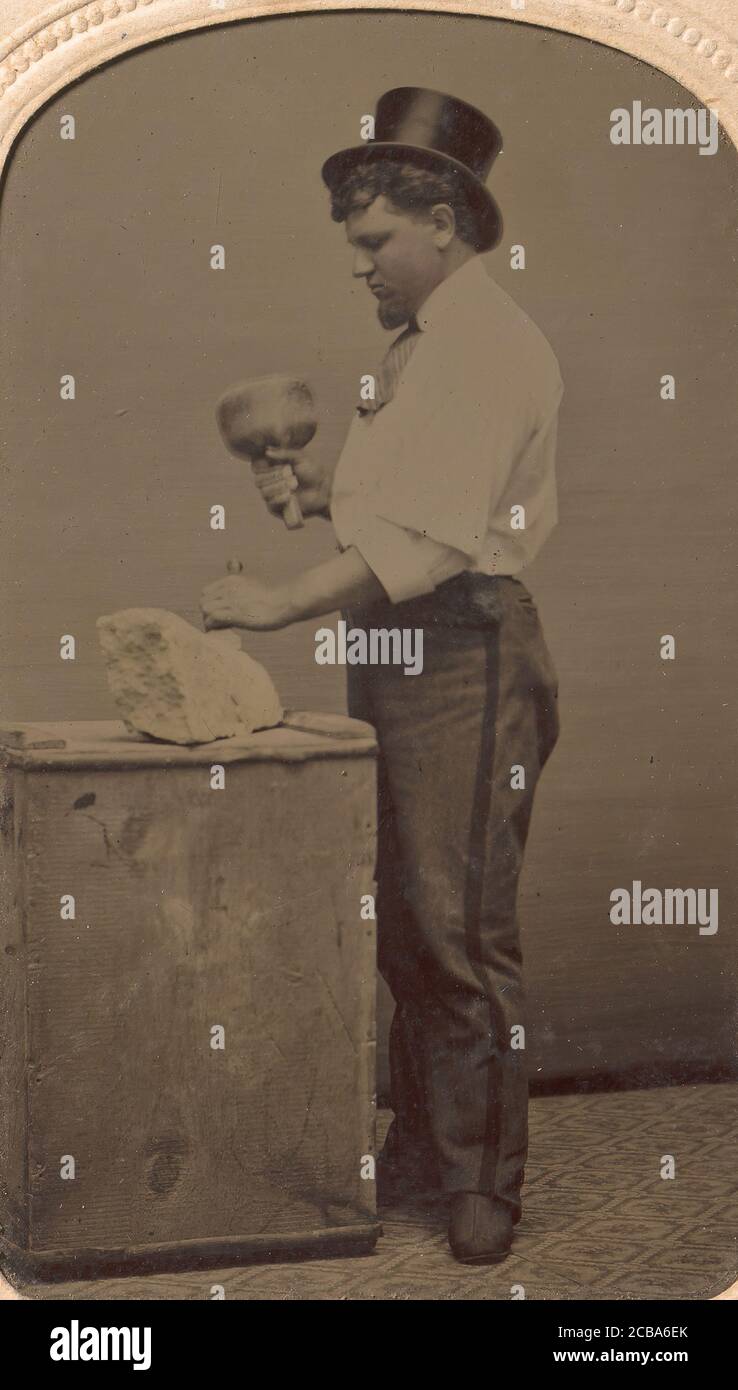 Mason in Top Hat con Mallet, Chisel e Piece of Stone, 1870-80s. Foto Stock