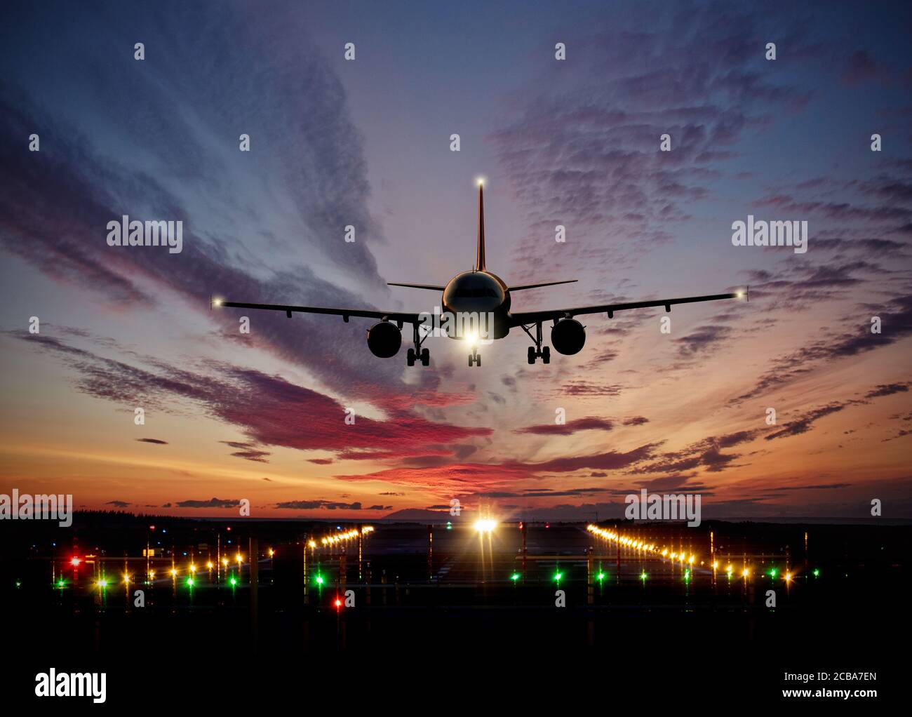 Passeggeri aereo commerciale di atterraggio su pista con tramonto spettacolare sky. Concetto di marcia veloce Foto Stock