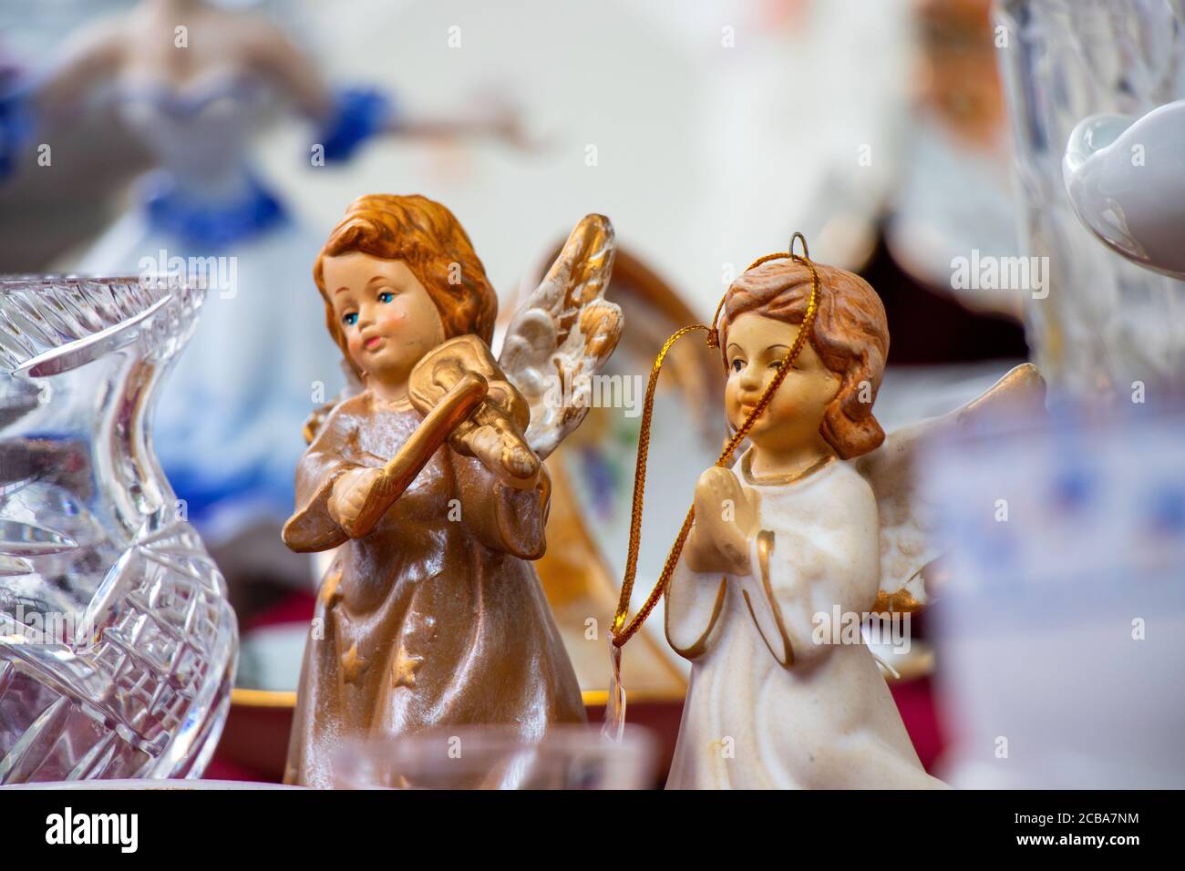 Angeli ricordo d'epoca e piatti in porcellana in un mercato Foto Stock
