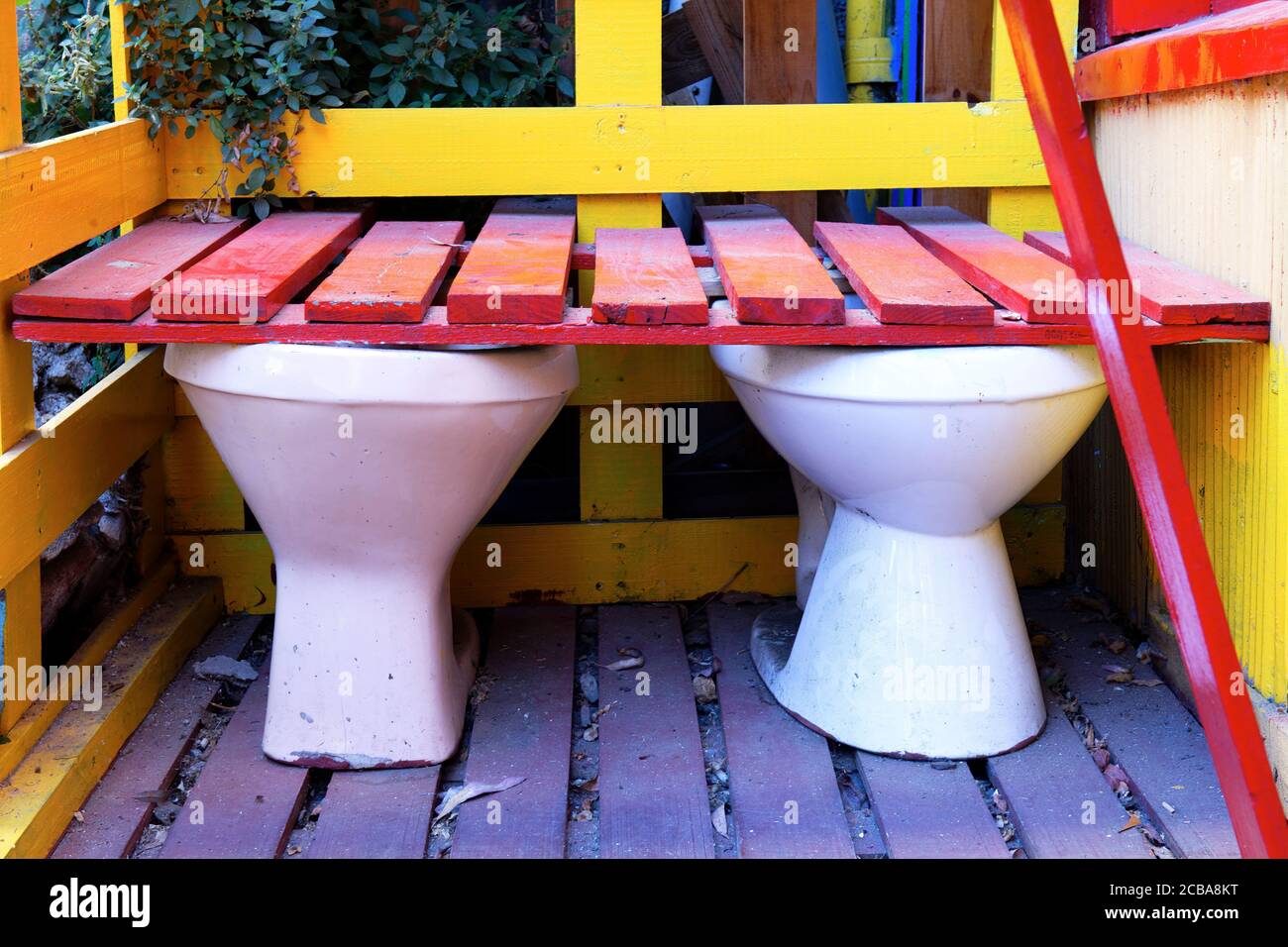 Due sedili per wc trasformati in una panca, Valparaiso, Cile Foto Stock