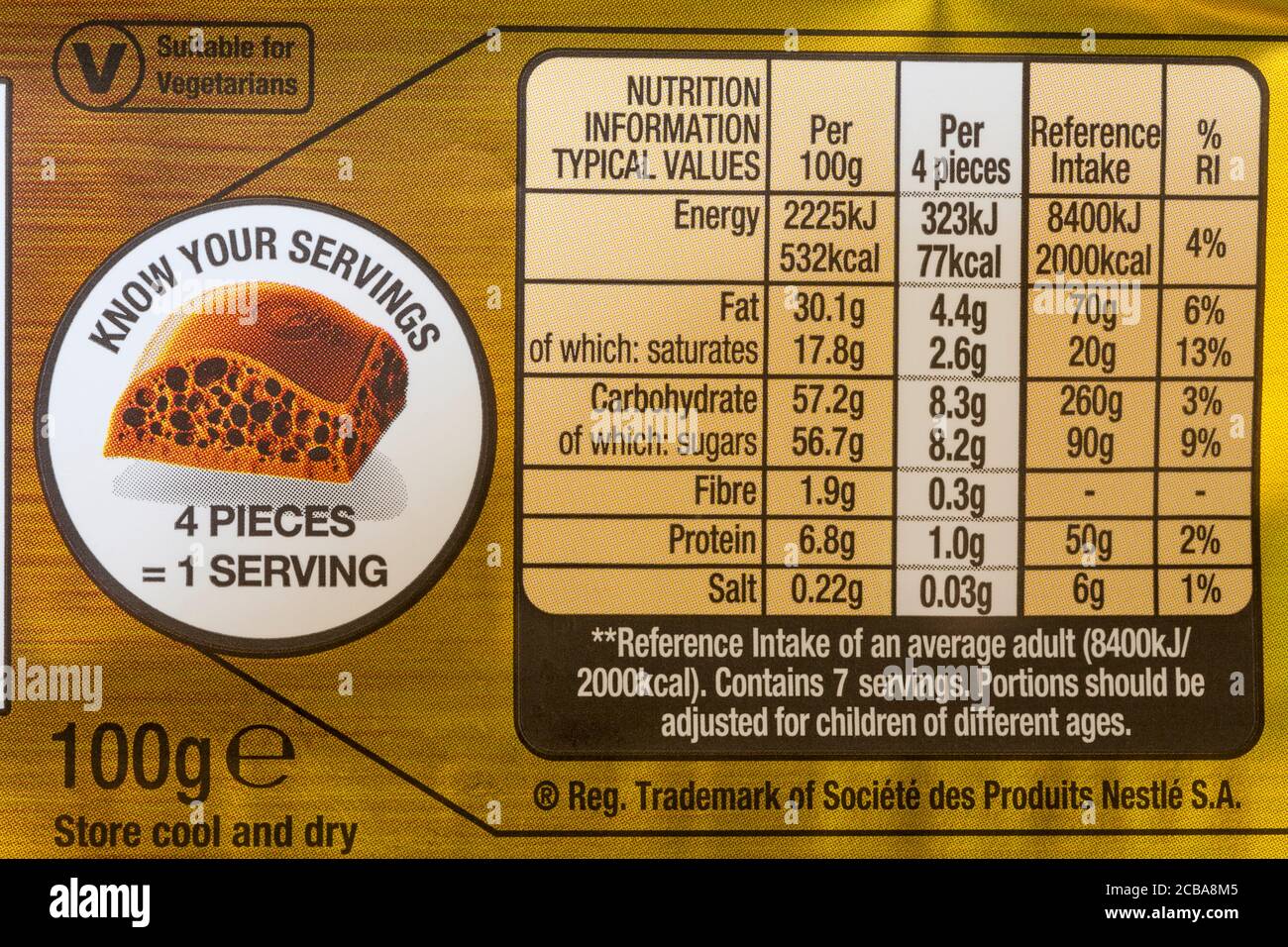 Informazioni nutrizionali su Nestle Aero cioccolato caramello bar di cioccolato, conoscere le vostre porzioni, adatto per vegetariani Foto Stock
