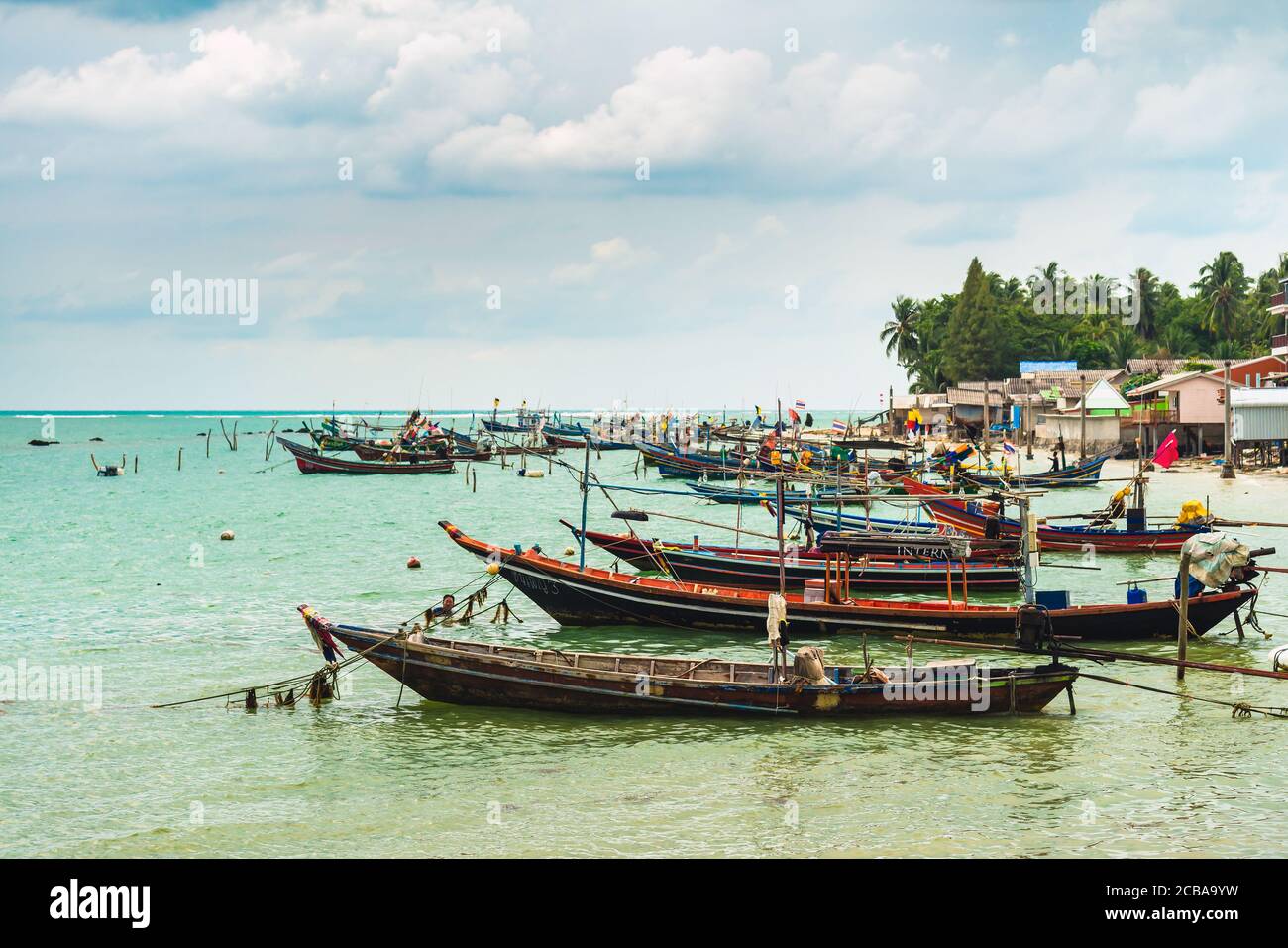 Koh Samui, Thailandia - 2 gennaio 2020: Barche di pesca thailandesi a coda lunga attraccate vicino alla spiaggia di Thong Krut in un giorno Foto Stock