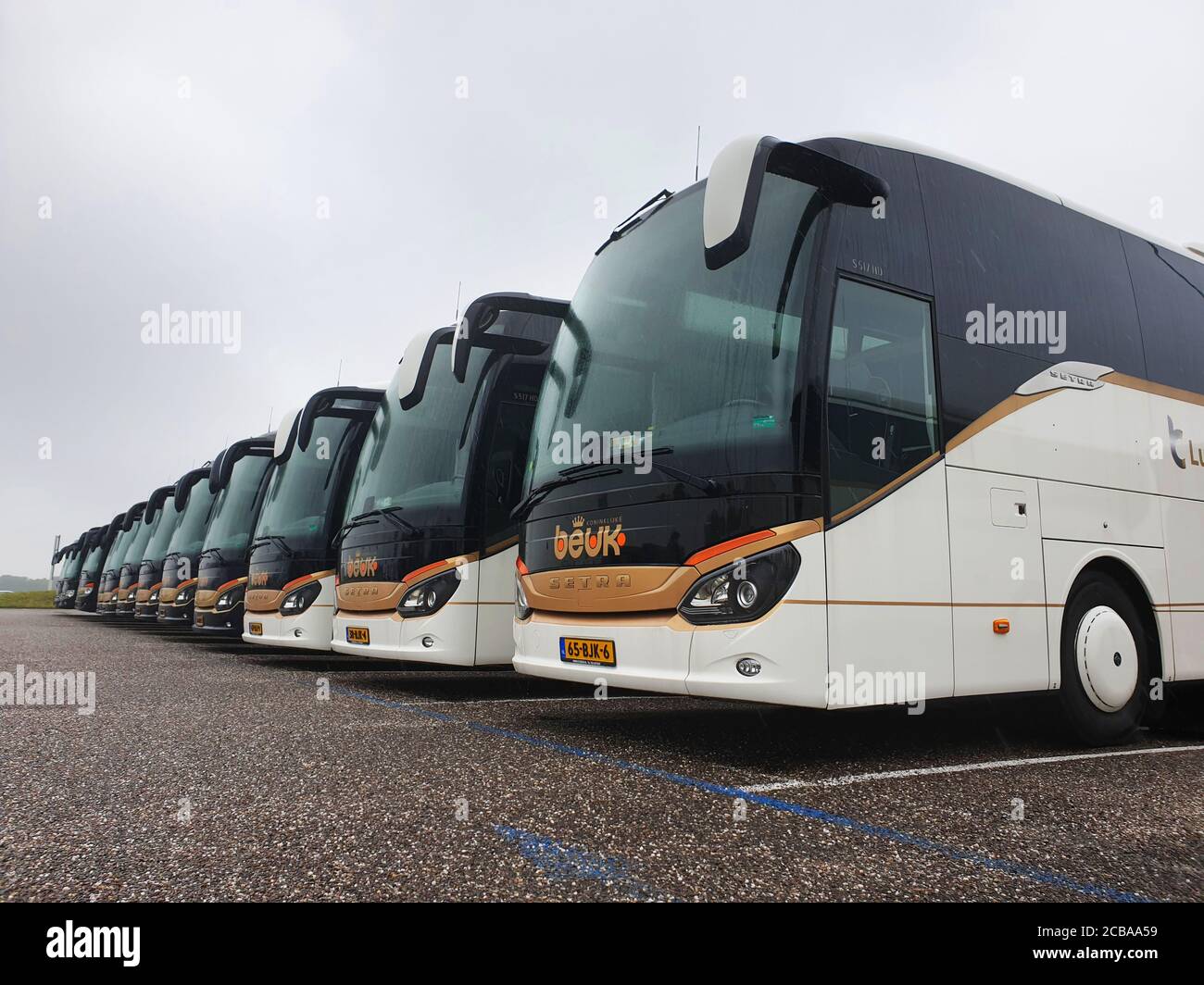 Molti autobus turistici vuoti parcheggiano in un parcheggio durante il logdown di Corona, Paesi Bassi Foto Stock