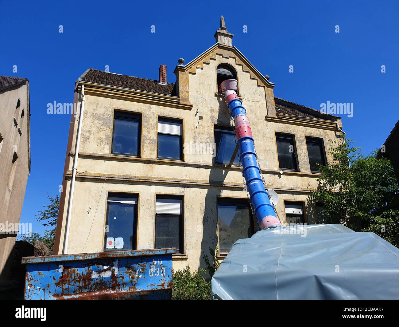 Vecchio edificio con scivolo di costruzione, ristrutturazione di un vecchio edificio, Germania, Nord Reno-Westfalia Foto Stock