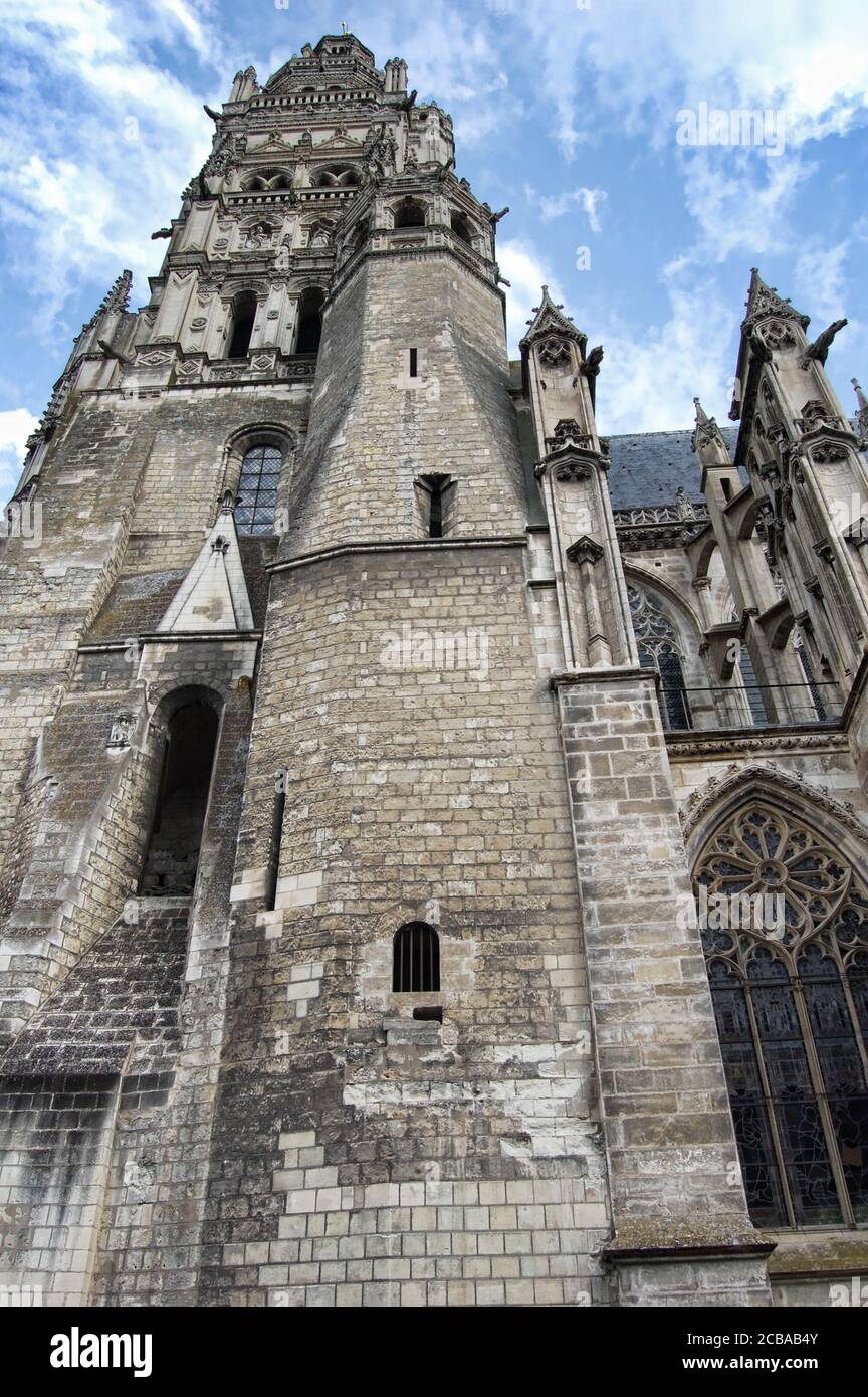 Una delle torri della Cattedrale di San Gatien, è la cattedrale cattolica romana della diocesi di Tours e la cattedrale metropolitana Foto Stock