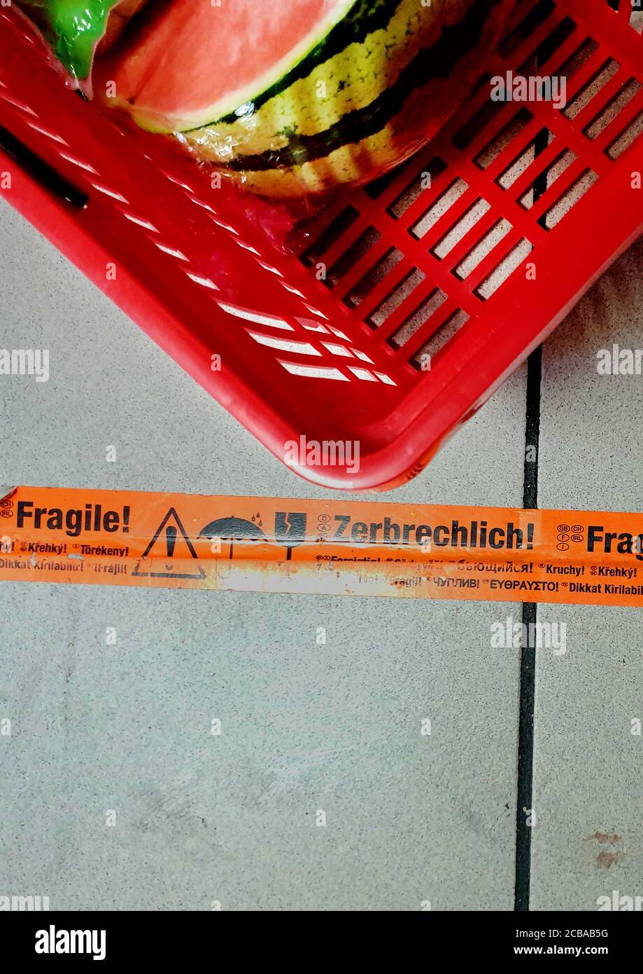 Indicazioni di distanza Covid sul terreno di un supermercato, Germania Foto Stock