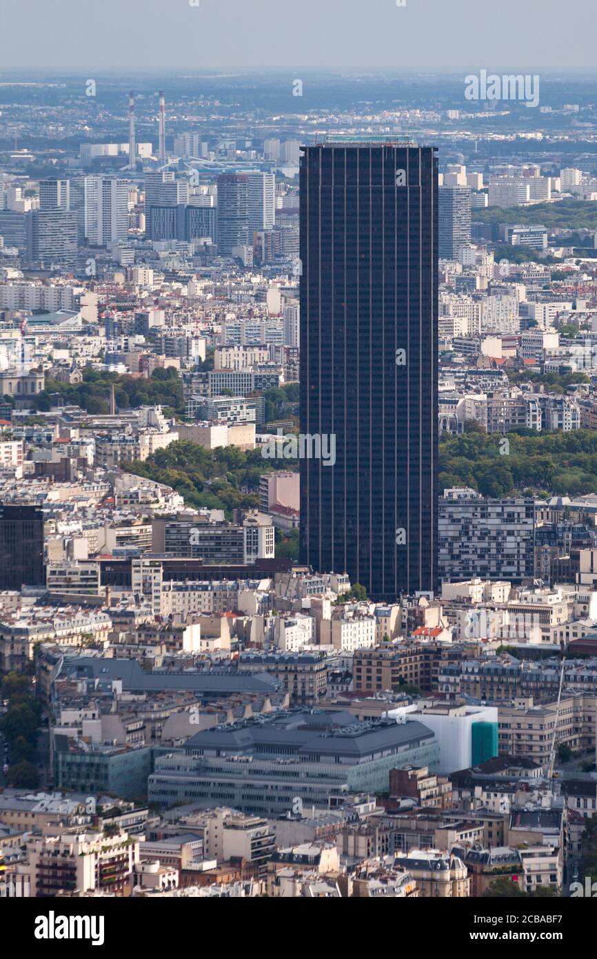 Il Tour Montparnasse è un grattacielo di 689 metri (210 piedi) situato nella zona di Montparnasse di Parigi, Francia. Foto Stock