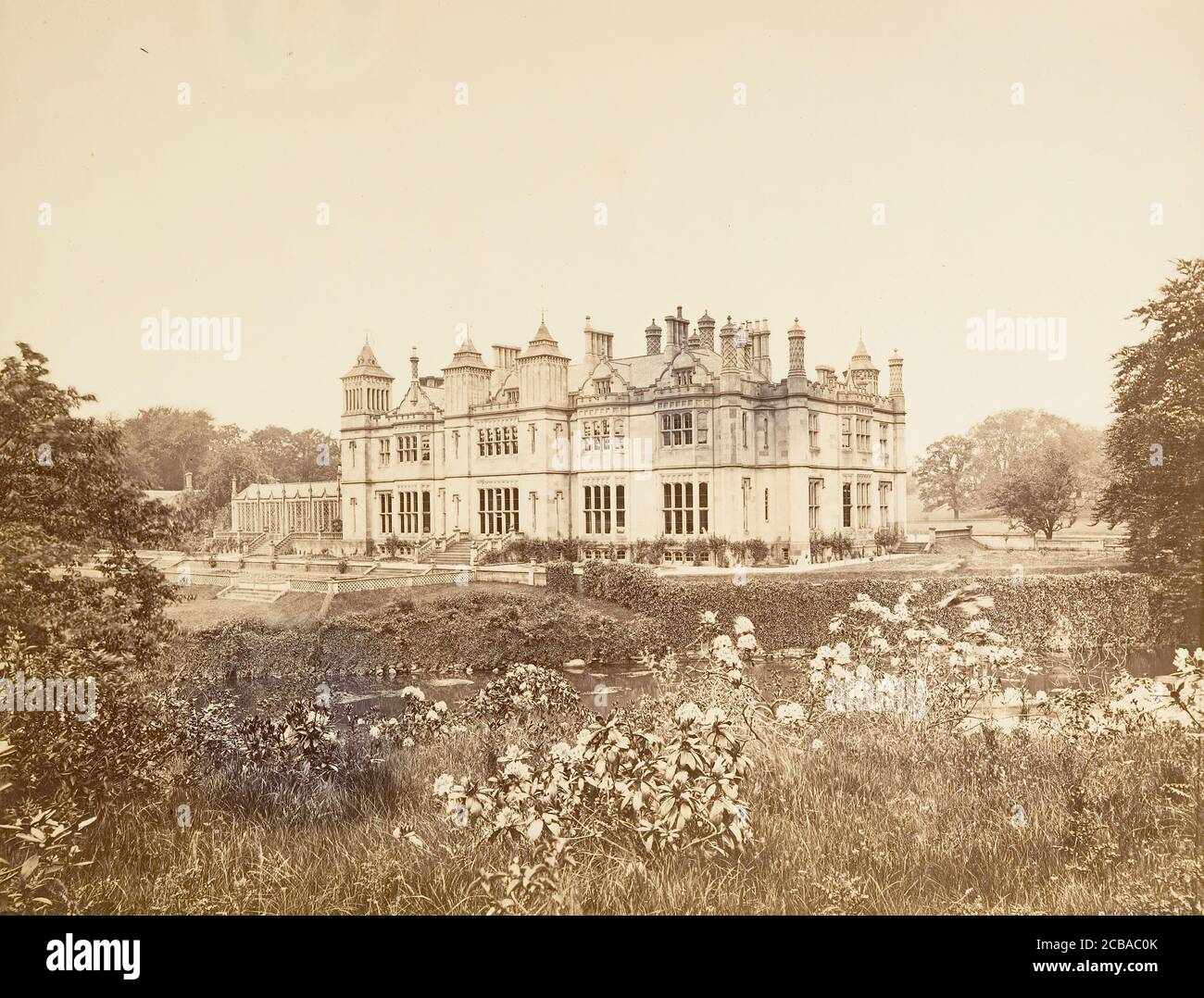 Garscube House, Scozia, 1860-70. La casa è stata progettata da William Burn nello stile di un antico maniero inglese e costruita sulla riva del fiume Kelvin nel 1827 per sostituire un precedente palazzo. L'Università di Glasgow ha acquistato Garscube House e la proprietà nel 1948. La casa fu demolita nel 1954 e la Wolfson Hall of Residence fu eretta sul sito nel 1965. Un ospedale veterinario è stato istituito nella proprietà nel 1957 e una scuola veterinaria nel 1970. Foto Stock
