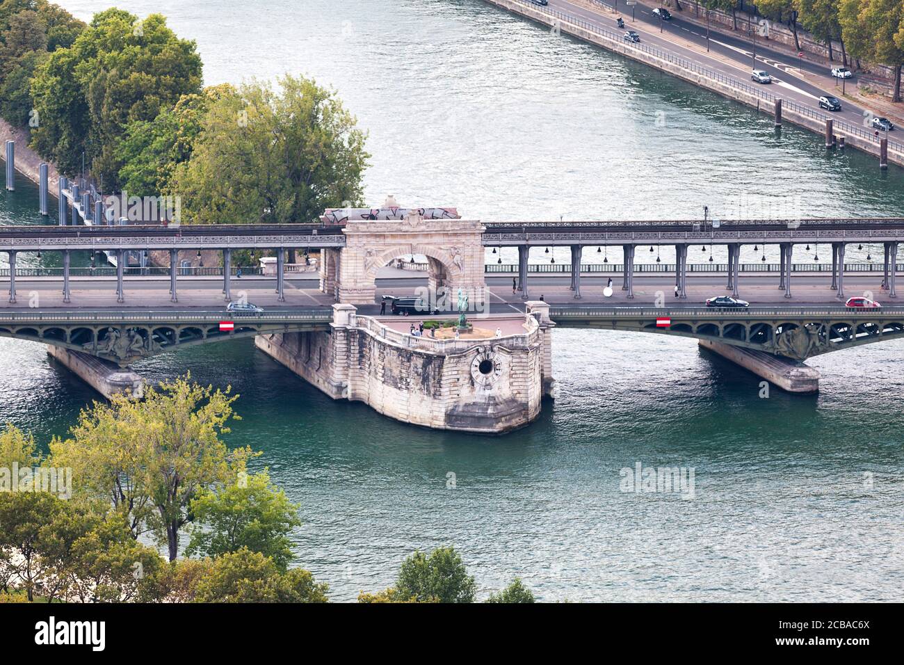 Parigi, Francia - Settembre 01 2016: Veduta aerea del pont de Bir-Hakeim, un ponte che attraversa la Senna vicino alla Torre Eiffel. Consente di collegare Foto Stock