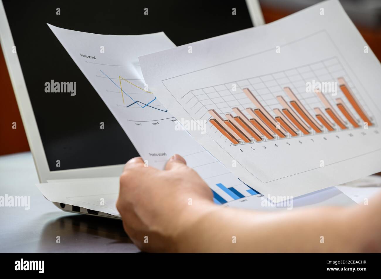 Concetto di finanza e business. La mano dell'uomo d'affari che tiene il grafico finanziario. Foto Stock