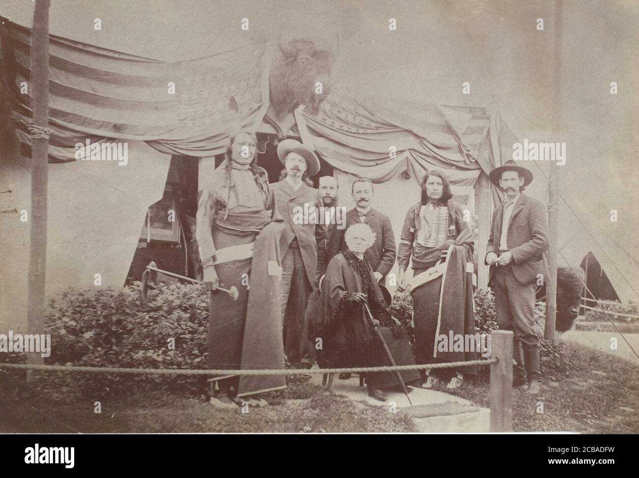 William F. "Buffalo Bill" Cody, &lt; nome non trovato! &gt;, Chief Rocky Bear, Chief Red Shirt, William "broncho Bill" Irving, Roland Knoedler e [Benjamin?] Tedesco di fronte alla tenda di Cody all'esposizione Universelle di Parigi, 1889. Foto Stock