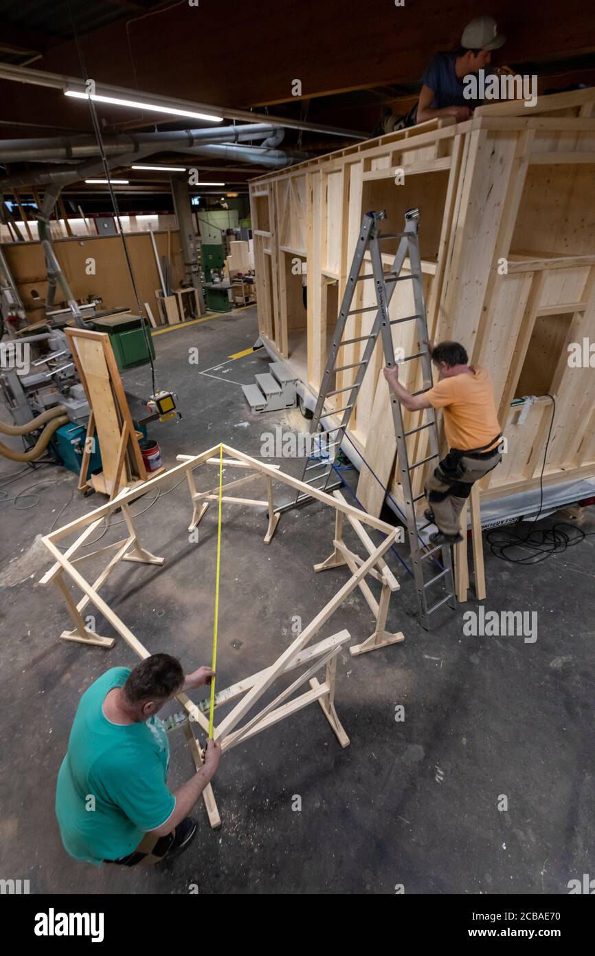 Piccole case sono state costruite nel laboratorio di Falegnameria di Stefan Diekmann a Hamm-Bockum-Hövel dal 2015, quando iniziò il boom in mini case. I 40 dipendenti fabbricano modelli diversi. La società Diekmann è leader di mercato. Foto Stock