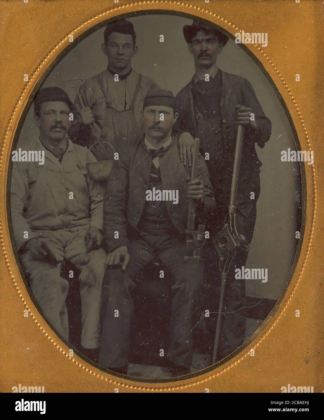 Quattro montatori di tubi con attrezzi, fine 1850-70. Foto Stock