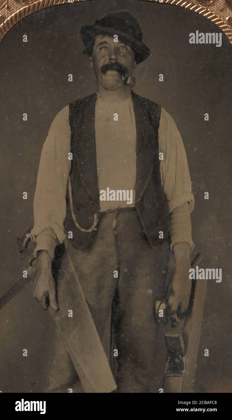 Falegname con sega, martello e Jointer, 1860s-70s. Foto Stock