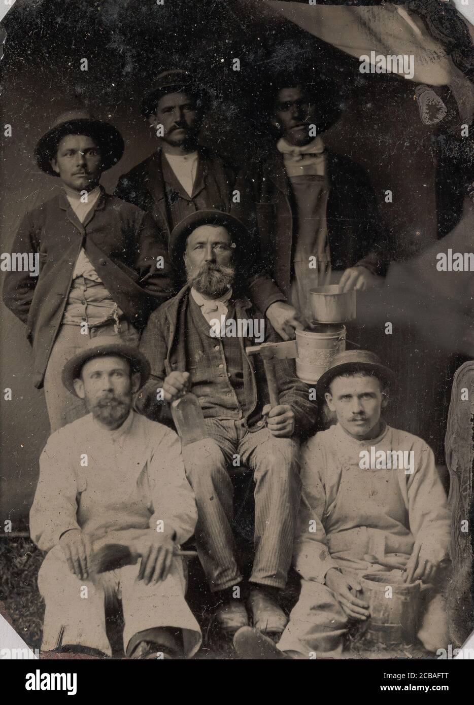 Sei operai che reggente vari attrezzi di commercio: Spazzole di vernice, secchio, bottiglia di vetro e Hatchet, 1860s-70s. Foto Stock