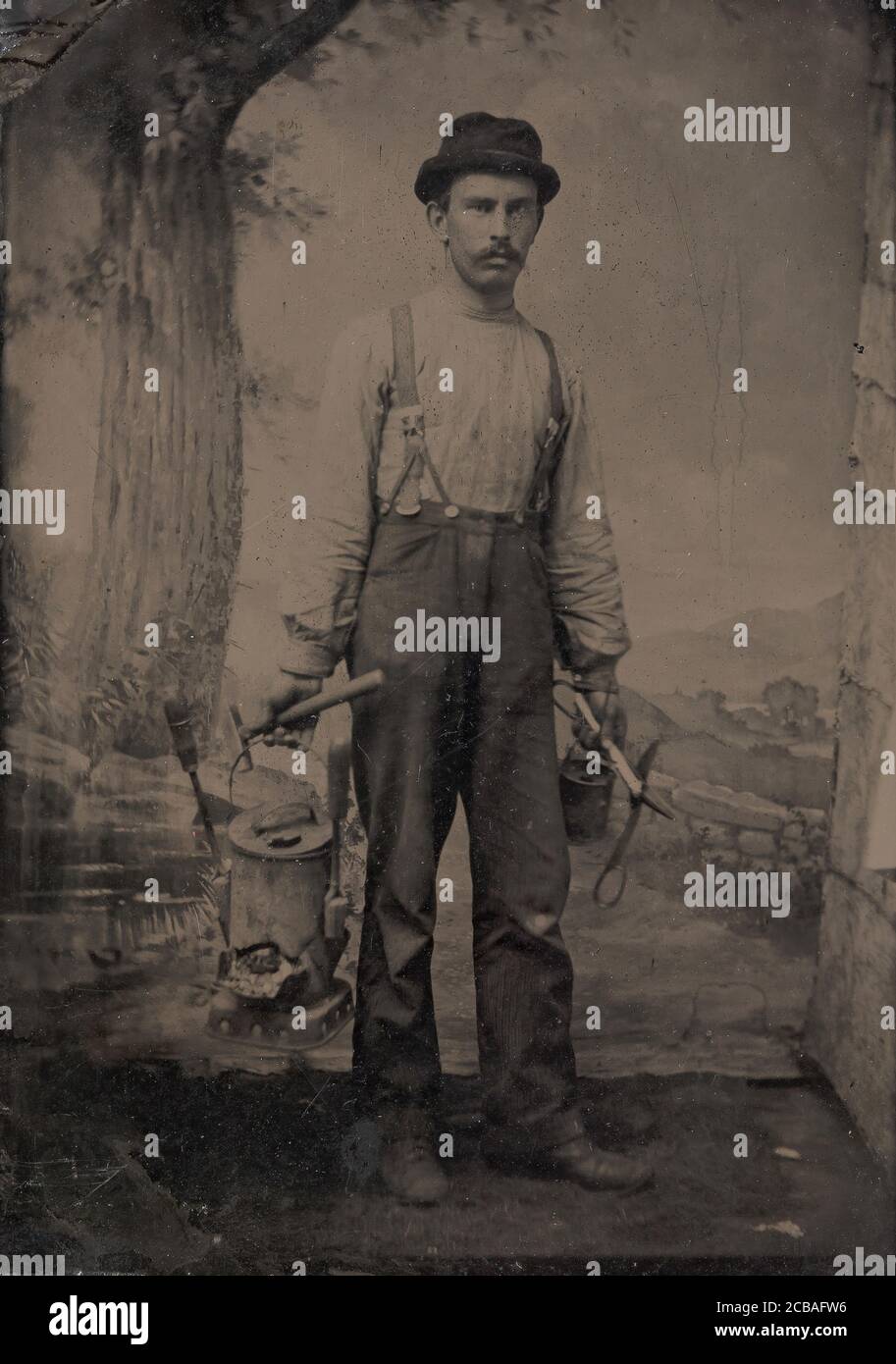 Tinsmith davanti a uno sfondo dipinto all'aperto, 1860-70. Foto Stock