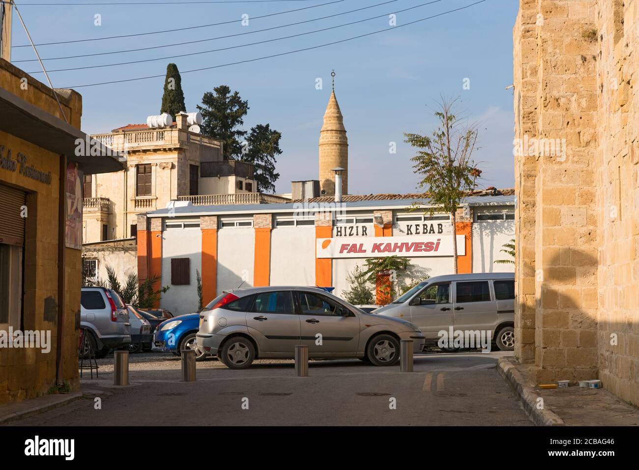 Nikosia, Strasse, Gebäude, Minarett, griechischer Teil Foto Stock