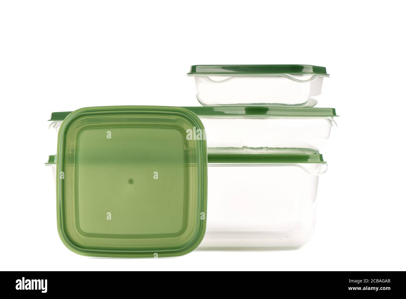 Contenitori in plastica trasparente con coperchio verde isolato su fondo  bianco. Un contenitore sul lato con un coperchio rivolto verso la lente.  Primo piano. Copia s Foto stock - Alamy