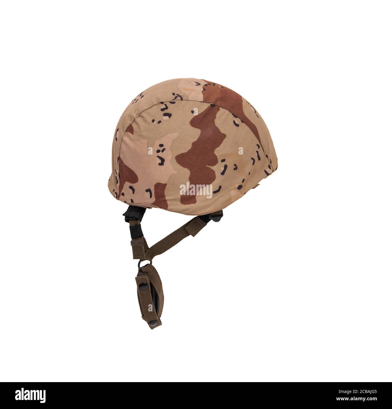 Moderno casco di sicurezza in una custodia camouflage isolato su uno sfondo bianco. Casco British Armed Forces. Foto Stock