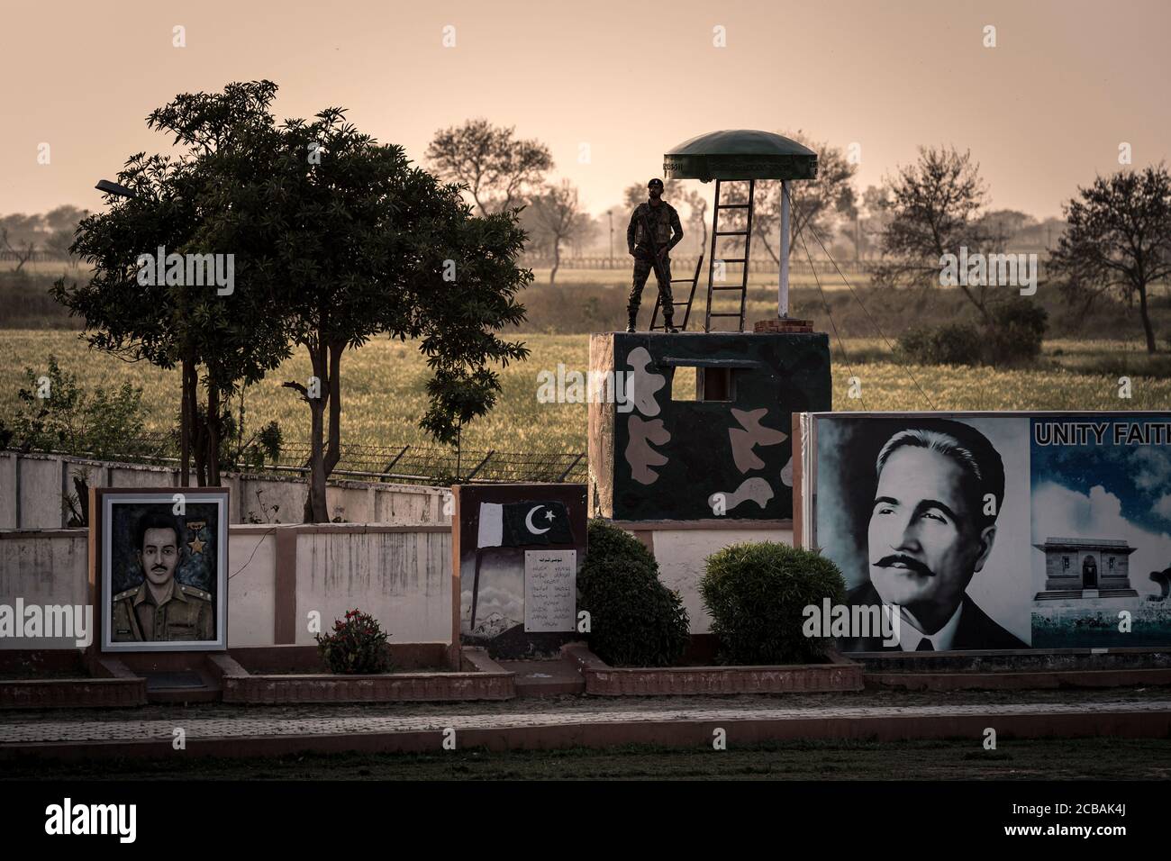 Presso il confine Indian-Pakistan in Wagah, una parata militare dei soldati di frontiera è tenuto ogni sera su entrambi i lati, che include il flag parade e il suono della tromba del segnale. Foto Stock