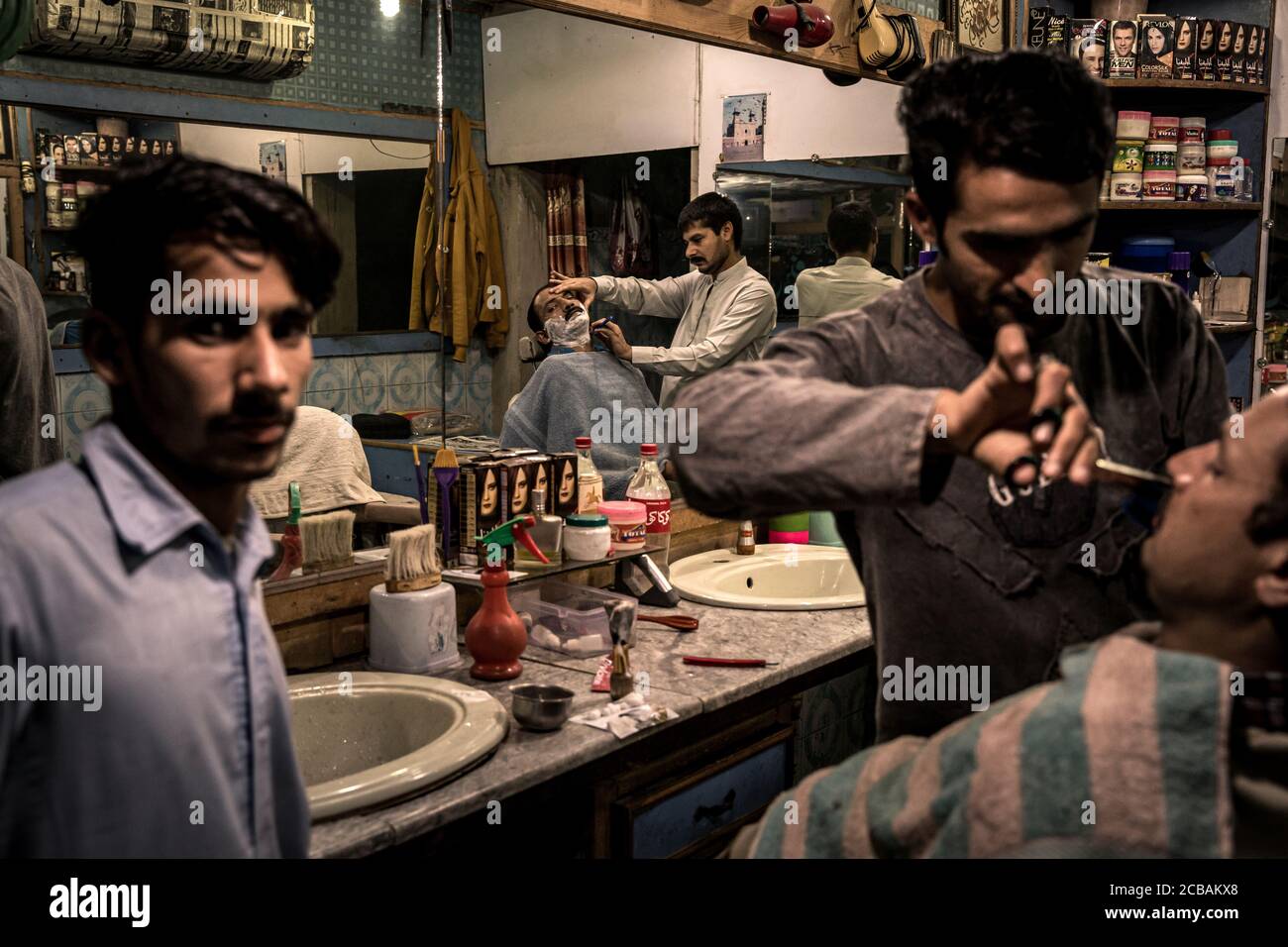 Barber shop nella Città Vecchia attorno alla moschea Badshahi, il Patrimonio Mondiale UNESCO a Lahore in Pakistan. Foto Stock