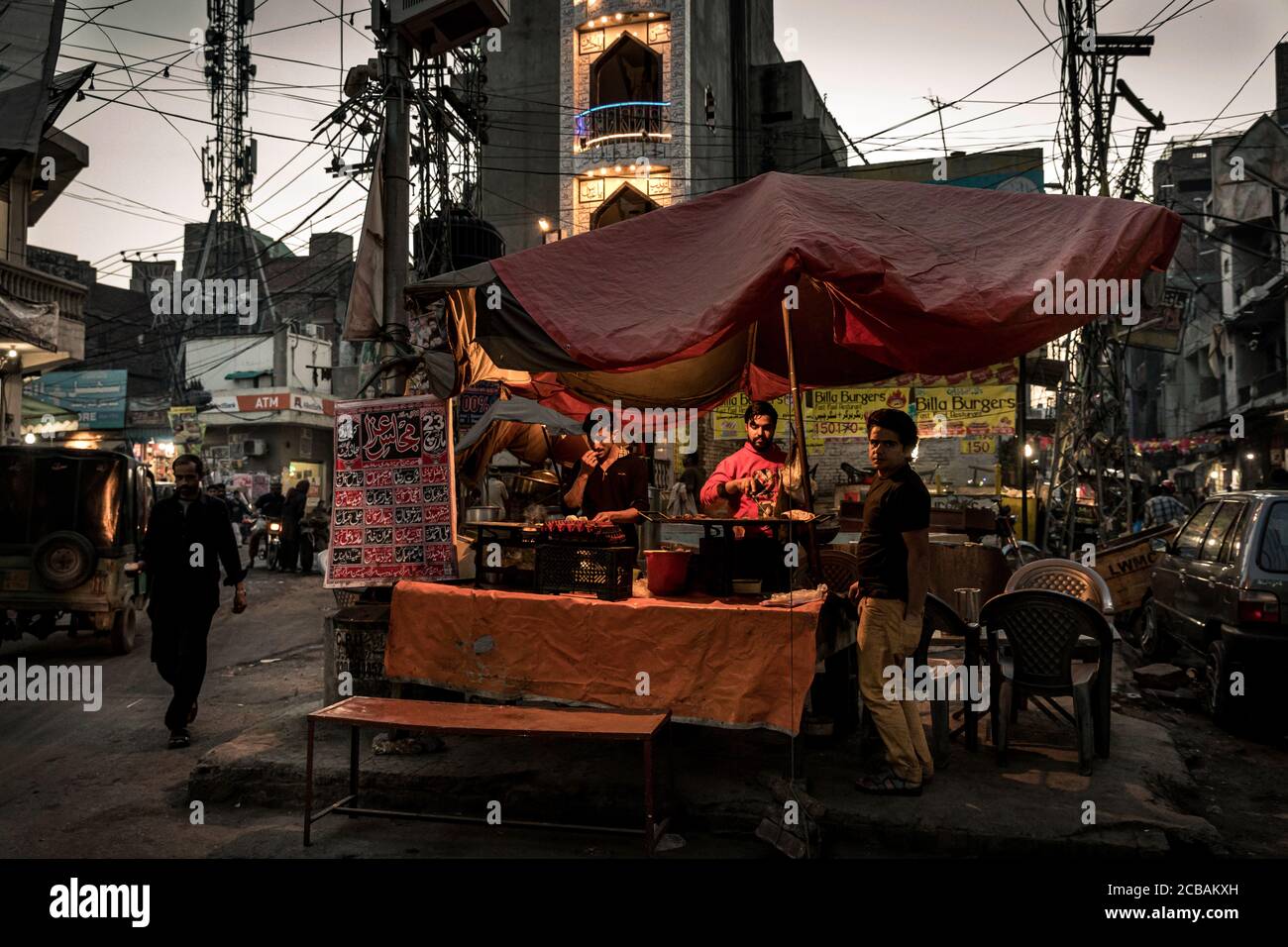 Cucina di strada nella Città Vecchia attorno alla moschea Badshahi, il Patrimonio Mondiale UNESCO a Lahore in Pakistan. Foto Stock