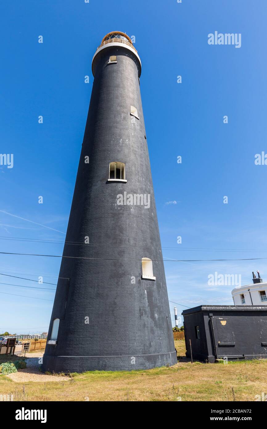 Il vecchio faro a Dungeness Point con il nuovo faro in lontananza, Kent, Inghilterra Foto Stock