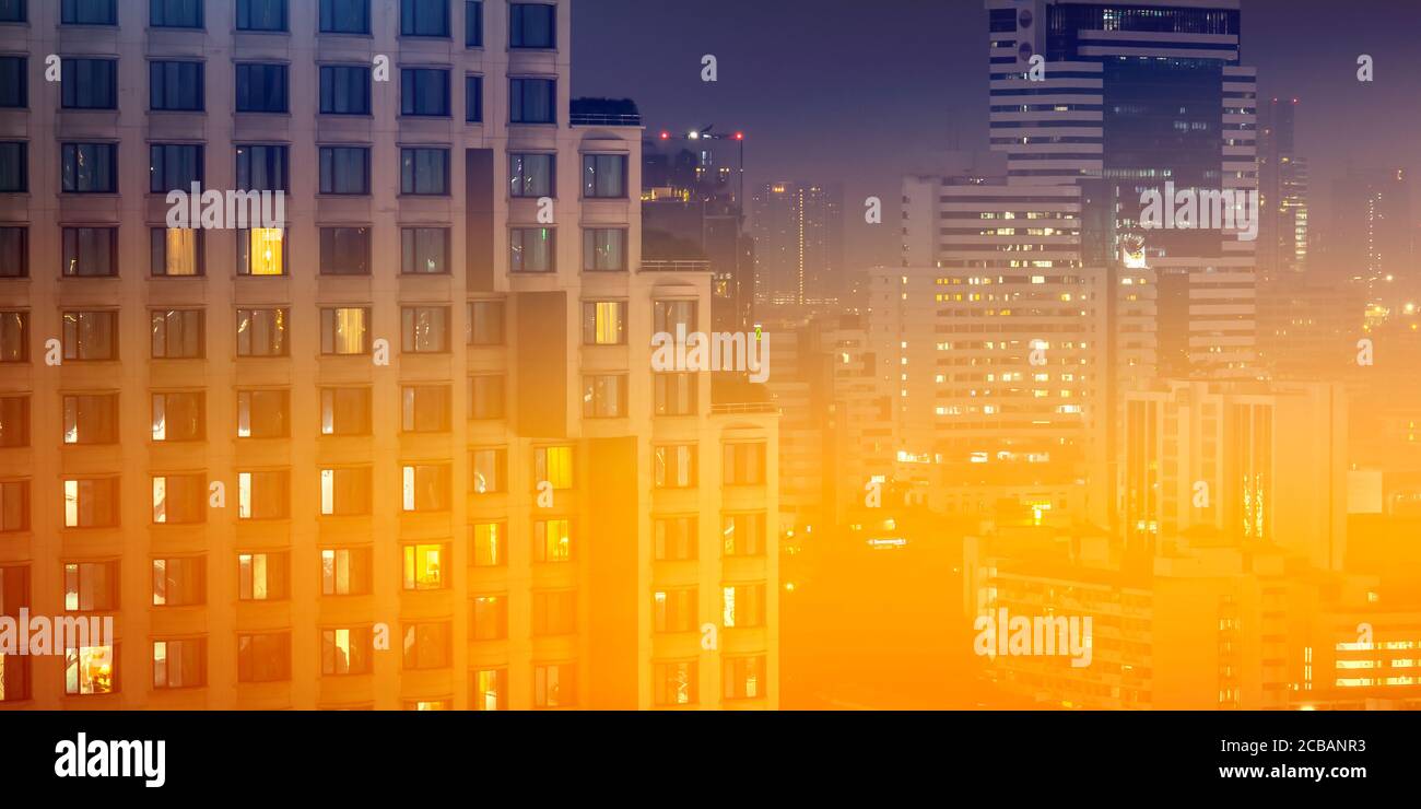 Architettura notturna. Grattacieli con facciata in vetro. Concetto di economia, economia e finanze. Foto Stock