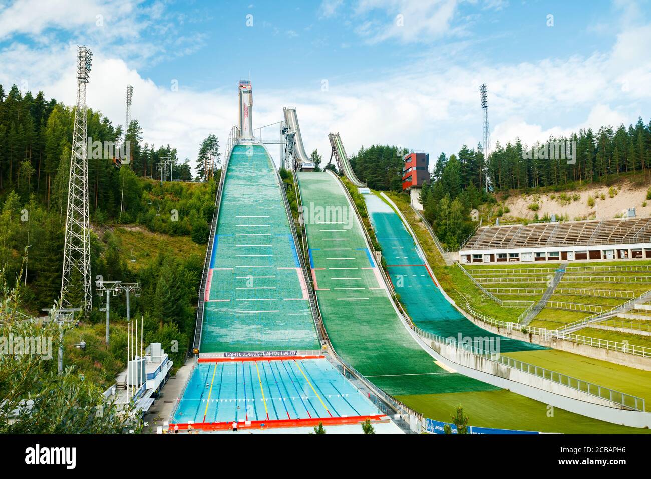 Lahti, Finlandia - 4 agosto 2020: Centro sportivo di Lahti con tre torri di salto Foto Stock