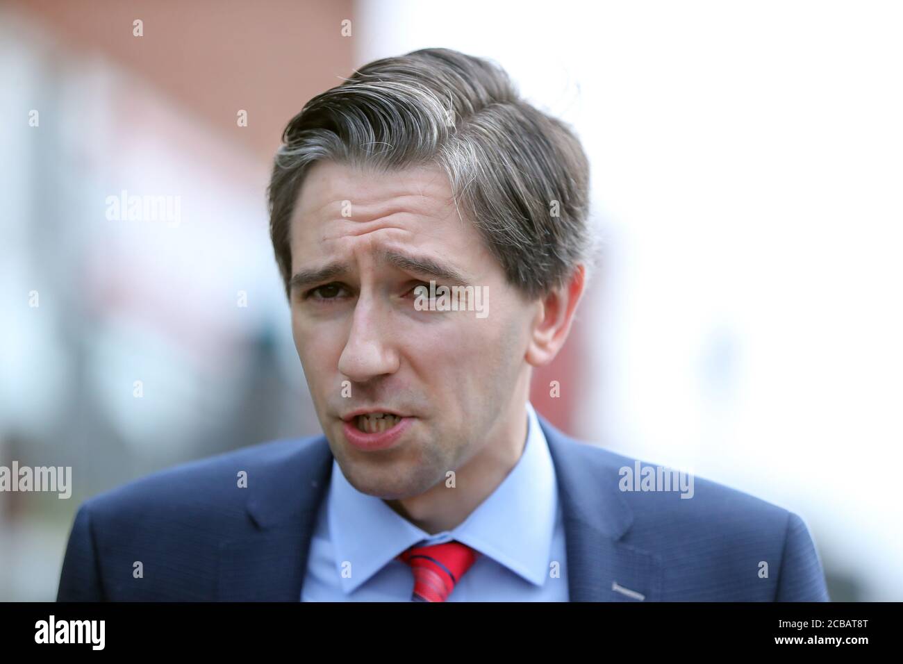 Ministro dell'Istruzione superiore Simon Harris all'annuncio di una sovvenzione di 3000 euro a favore dei datori di lavoro che assumono apprendisti con la presentazione di un cartello per promuovere il programma a Dublino. Foto Stock