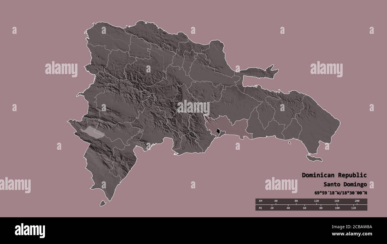 Forma desaturata della Repubblica Dominicana con la sua capitale, la principale divisione regionale e l'area separata di Santo Domingo. Etichette. Mappa di elevazione colorata. Foto Stock