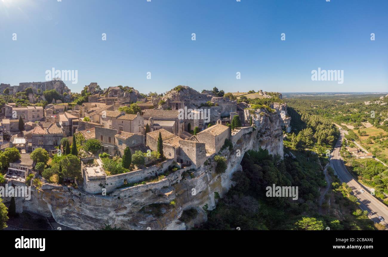 Les Baux de Provence villaggio sulla formazione rocciosa e il suo castello. Francia, Europa Foto Stock