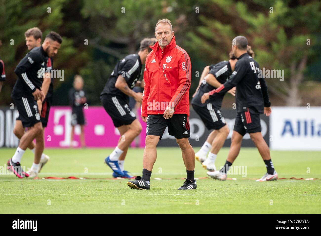 Lagos, Portogallo. 12 agosto 2020. Calcio: Champions League, FC Bayern in campo di allenamento in Algarve prima del torneo finale a Lisbona. L'allenatore Hansi Flick del FC Bayern Munich sta guardando la sessione di allenamento della sua squadra su un campo di calcio presso l'hotel della squadra. Credit: Attias Balk/dpa/Alamy Live News Foto Stock