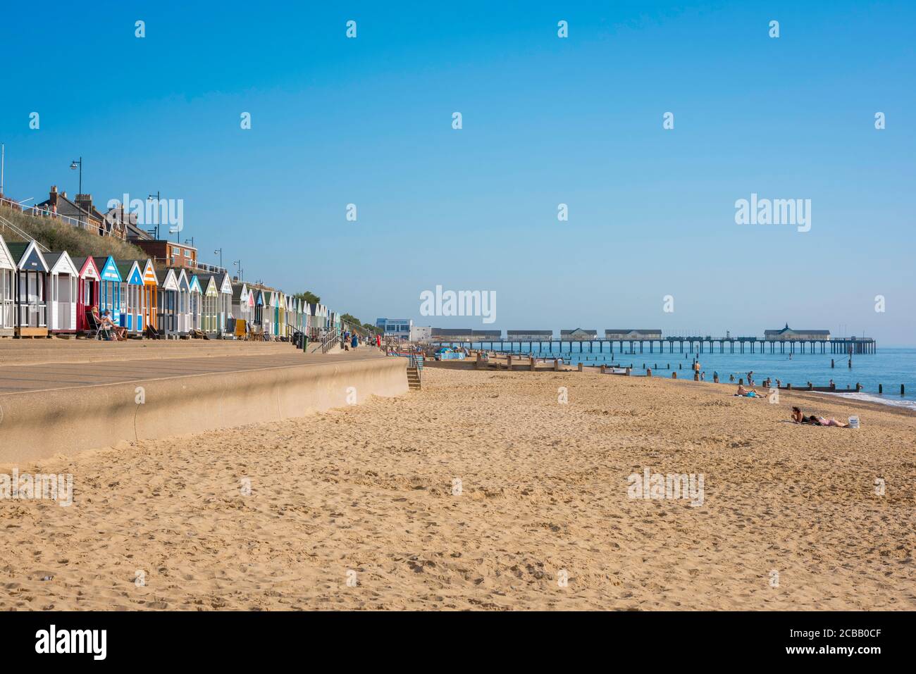 Suffolk costa Regno Unito, vista in estate di una spiaggia non affollata lungo il lungomare di Southwold, Suffolk, East Anglia, Inghilterra, Regno Unito. Foto Stock
