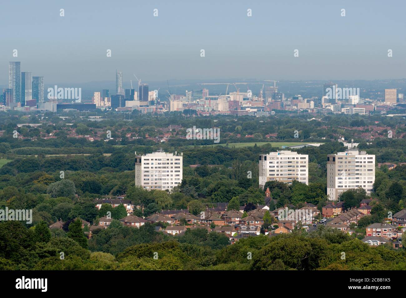 Manchester, Regno Unito. 12 agosto 2020. Una vista dello skyline del centro citta' di Manchester da Woodley in Stockport. Si prevede che le temperature raggiungano i 30 gradi centigradi nella Greater Manchester, mentre la conurbazione vede anche una tendenza al rialzo nei casi di Covid-19. © Russell Hart/Alamy Live News. Foto Stock