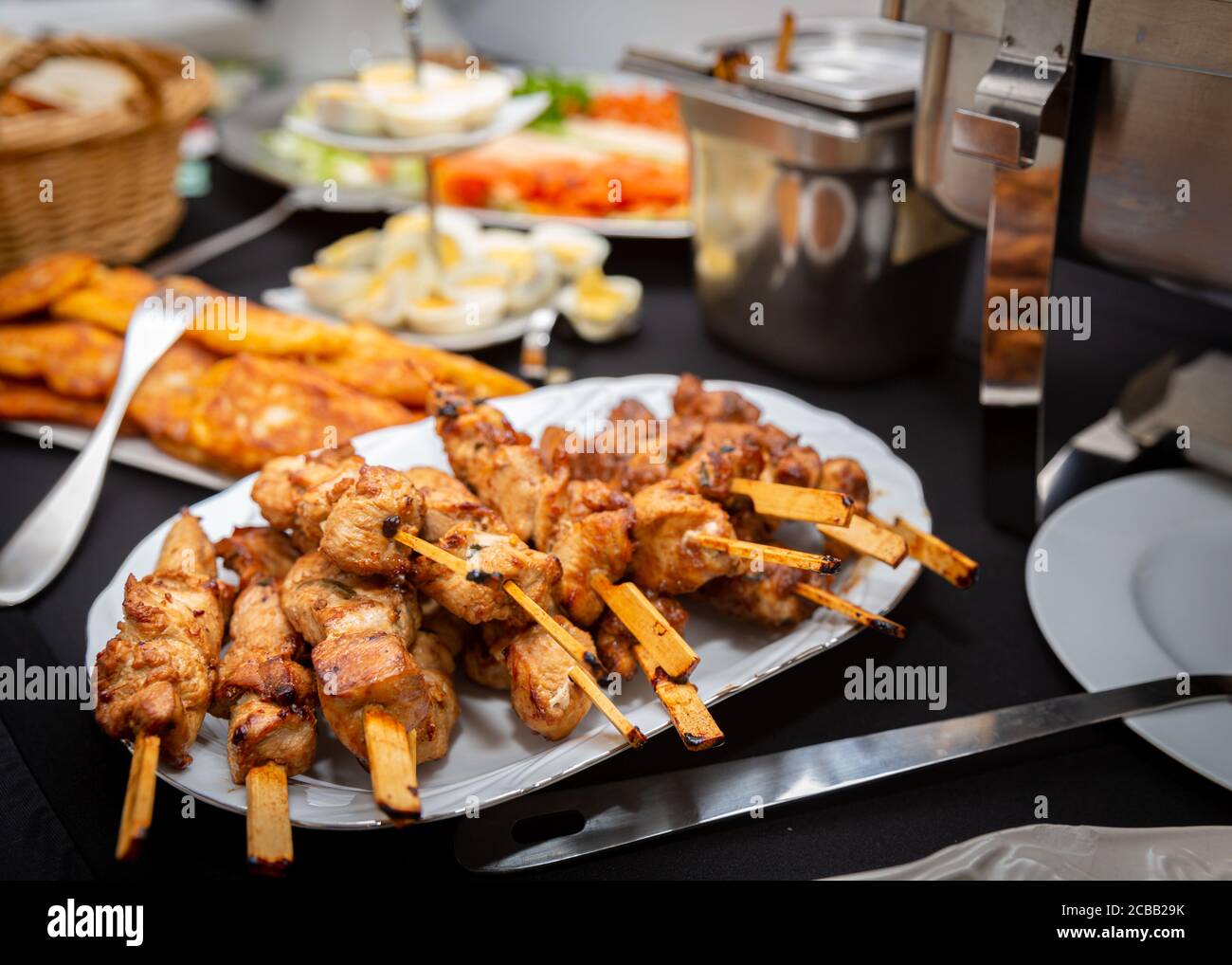 bastoncini di pollo al barbecue in stile shashlik fatti in casa arrostiti fritti Foto Stock