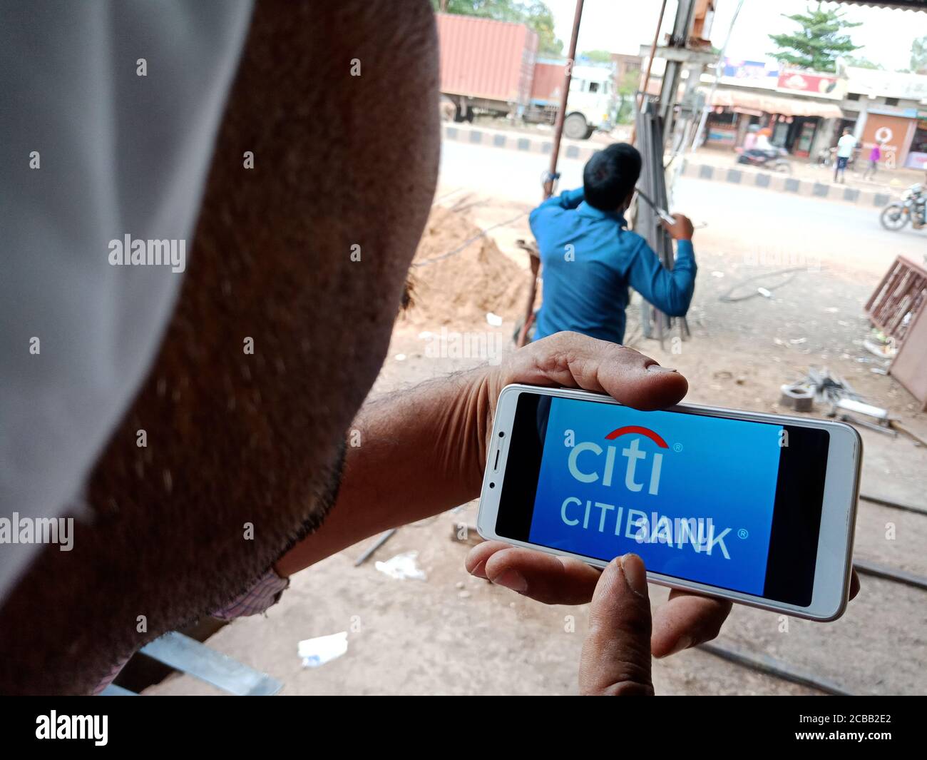 DISTRETTO KATNI, INDIA - 02 GIUGNO 2020: Un uomo indiano che detiene smartphone con visualizzazione del logo online della banca Citi sullo schermo, istruzione bancaria moderna con Foto Stock