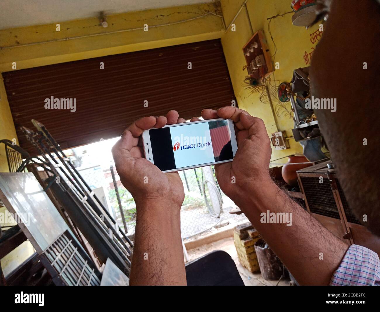 DISTRETTO KATNI, INDIA - 02 GIUGNO 2020: Un ragazzo indiano che tiene smartphone con visualizzazione del logo IICI Bank sullo schermo, concetto di istruzione bancaria moderna f Foto Stock