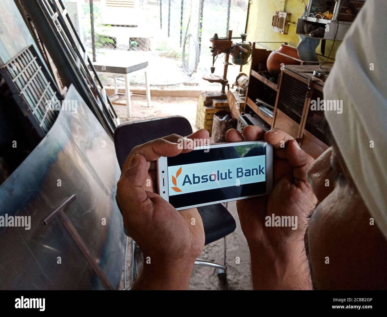 DISTRETTO KATNI, INDIA - 02 GIUGNO 2020: Un ragazzo indiano che detiene smartphone con visualizzazione del logo Absolut Bank sullo schermo, istruzione bancaria russa moderna Foto Stock