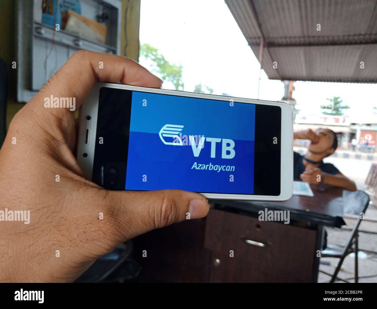 DISTRETTO KATNI, INDIA - 02 GIUGNO 2020: Un uomo indiano che detiene smartphone con visualizzazione VTB banca russia logo sullo schermo, moderno istruzione bancaria conc Foto Stock
