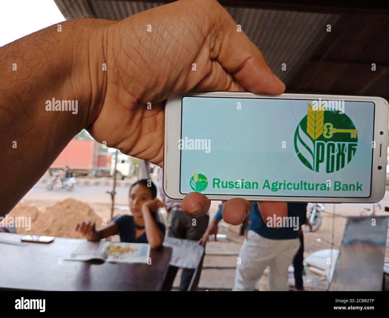 DISTRETTO KATNI, INDIA - 02 GIUGNO 2020: Un uomo indiano che detiene smartphone con visualizzazione del logo russo Banca agricola sullo schermo, moderno settore bancario Foto Stock