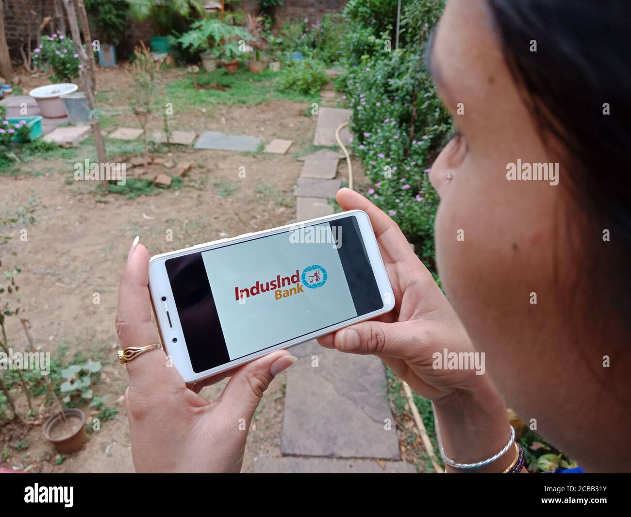 DISTRETTO KATNI, INDIA - 02 GIUGNO 2020: Una donna indiana che tiene lo smartphone con visualizzazione del logo Infusid Bank Limited sullo schermo, educat bancario moderno Foto Stock