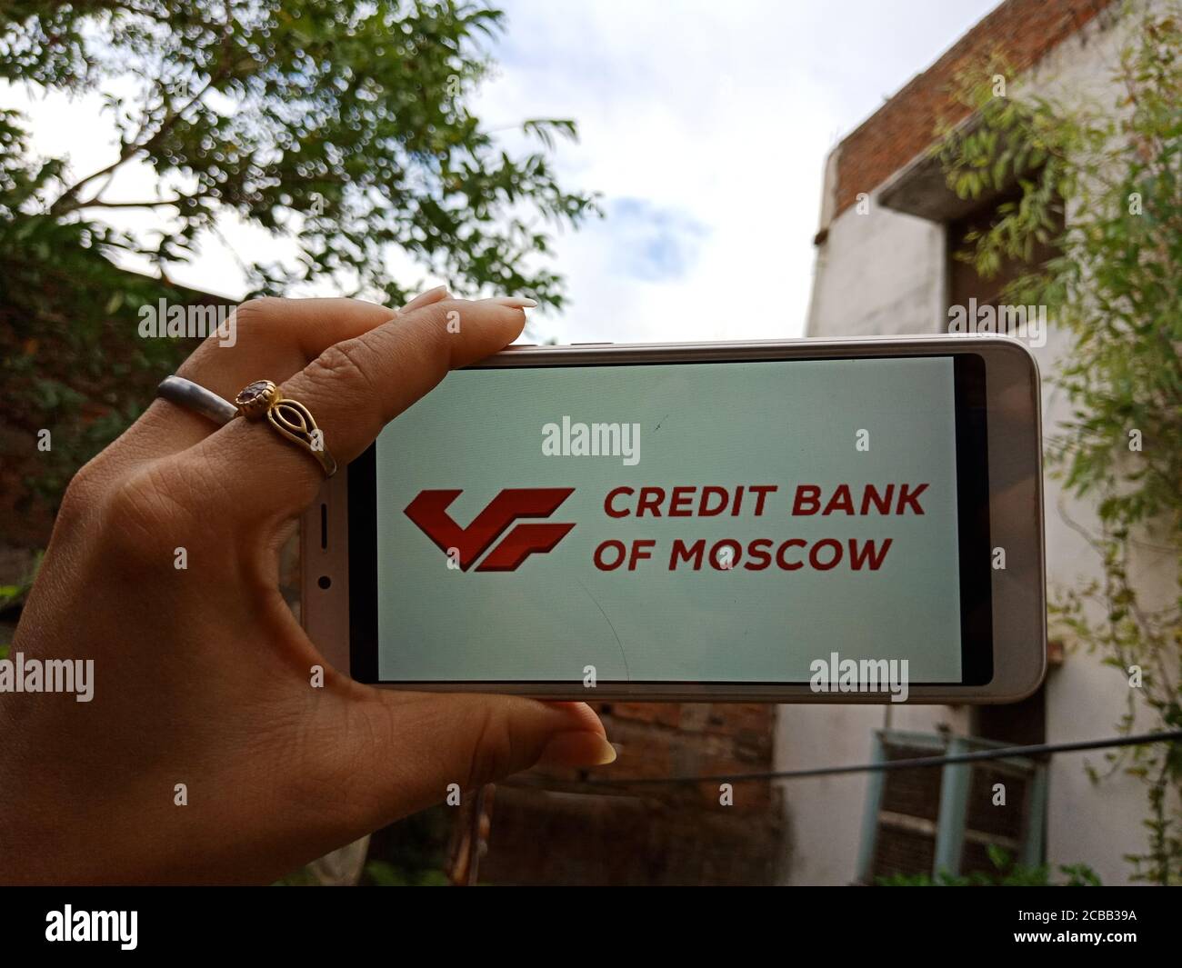 DISTRETTO KATNI, INDIA - 02 GIUGNO 2020: Una donna indiana che tiene uno smartphone con visualizzazione del logo Credit Bank di Mosca sullo schermo, moderno russo bankin Foto Stock
