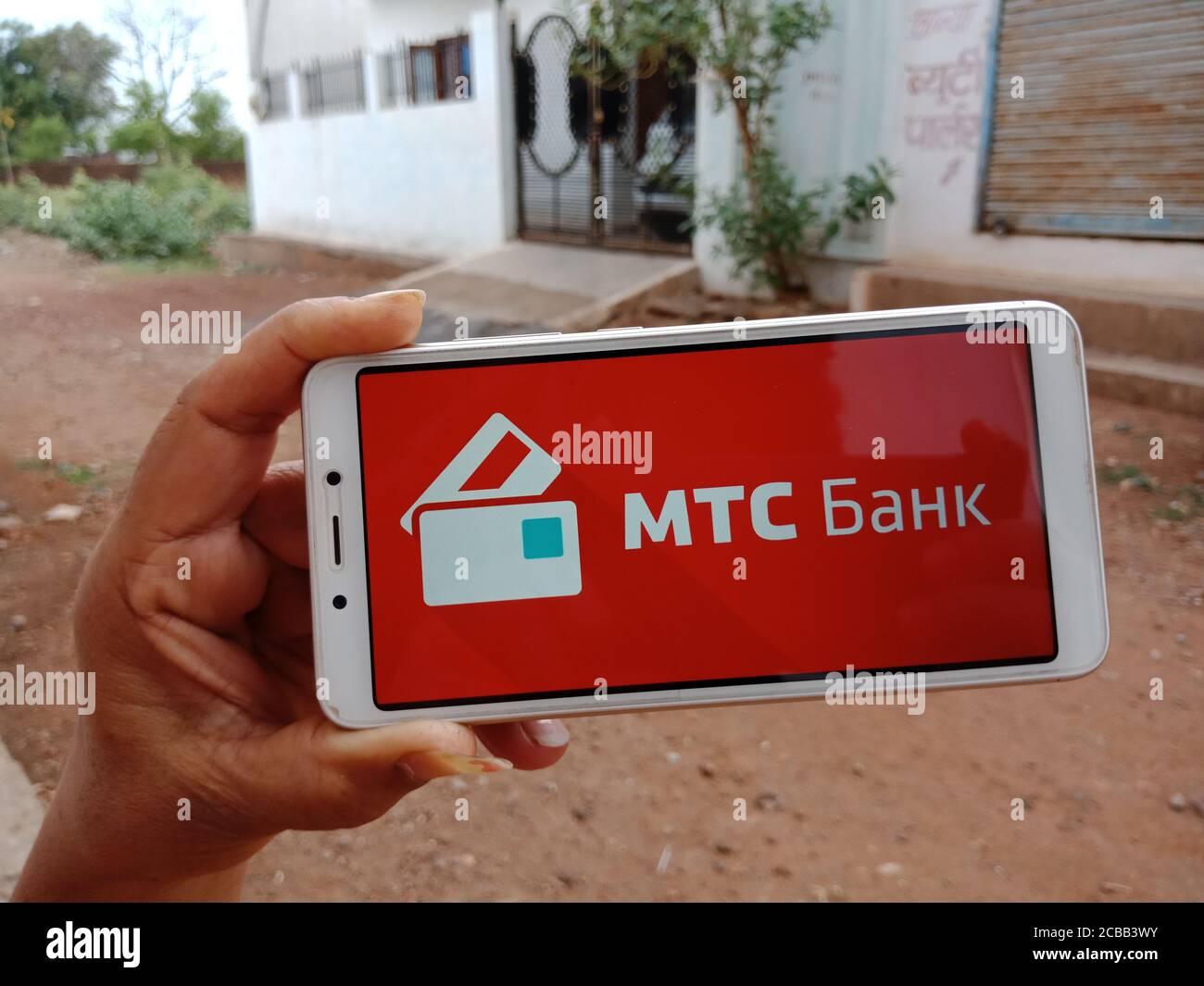 DISTRICT KATNI, INDIA - 02 GIUGNO 2020: Una donna indiana che detiene smartphone con visualizzazione del logo MTC Federal Credit Bank sullo schermo, Modern banking EDD Foto Stock