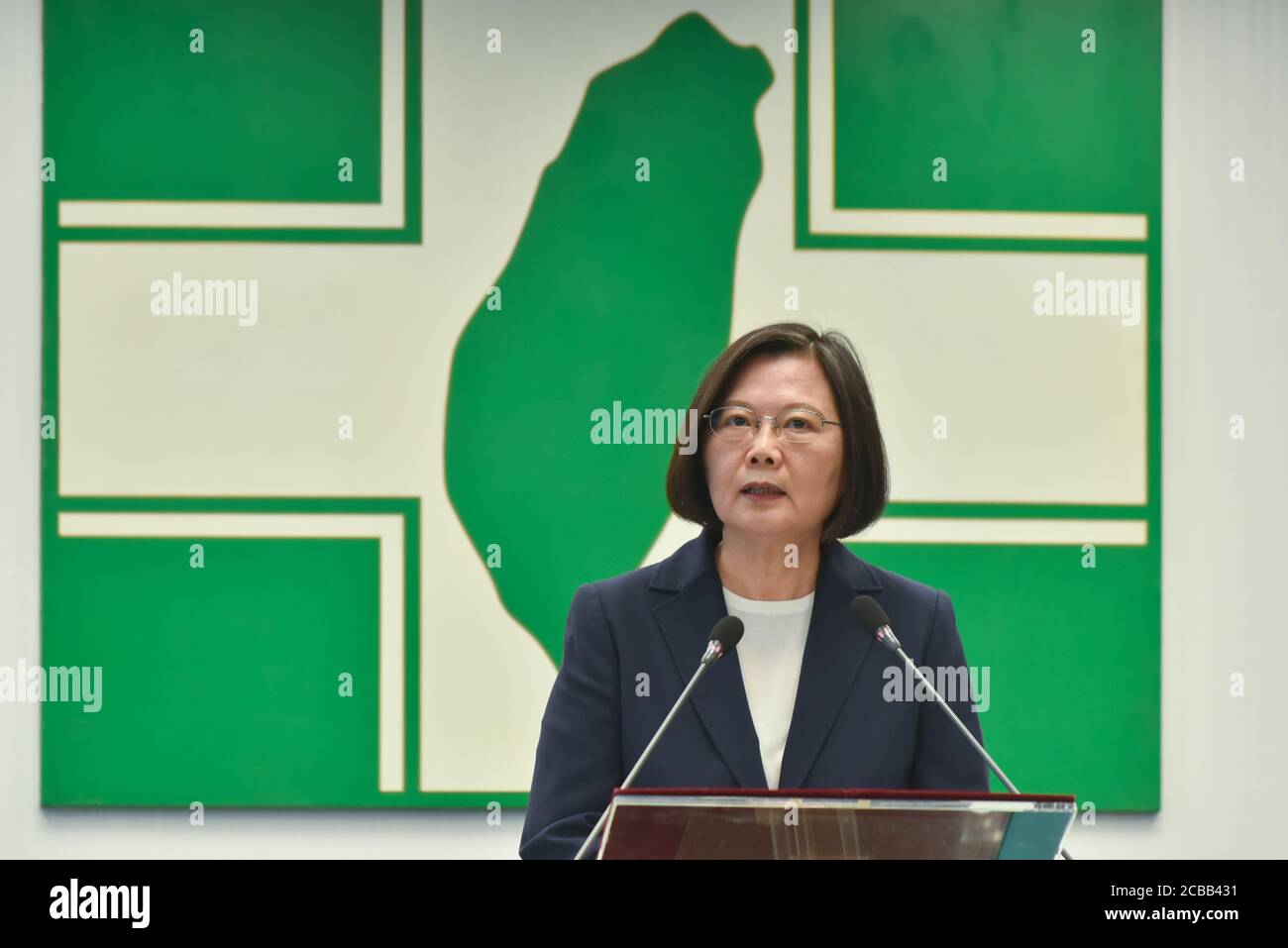 Taipei, Taiwan. 12 agosto 2020. Il Presidente Tsai ing Wen durante una conferenza stampa presso la sede del partito democratico progressista. Il presidente di Taiwan Tsai ing Wen critica il governo di Hong Kong per i recenti arresti di Jimmy Lai e Agnes Ting Chow che minano la democrazia di Hong Kong. Il Presidente Tsai invita tutti i leader a sostenere la libertà e la democrazia di Hong Kong. Credit: SOPA Images Limited/Alamy Live News Foto Stock