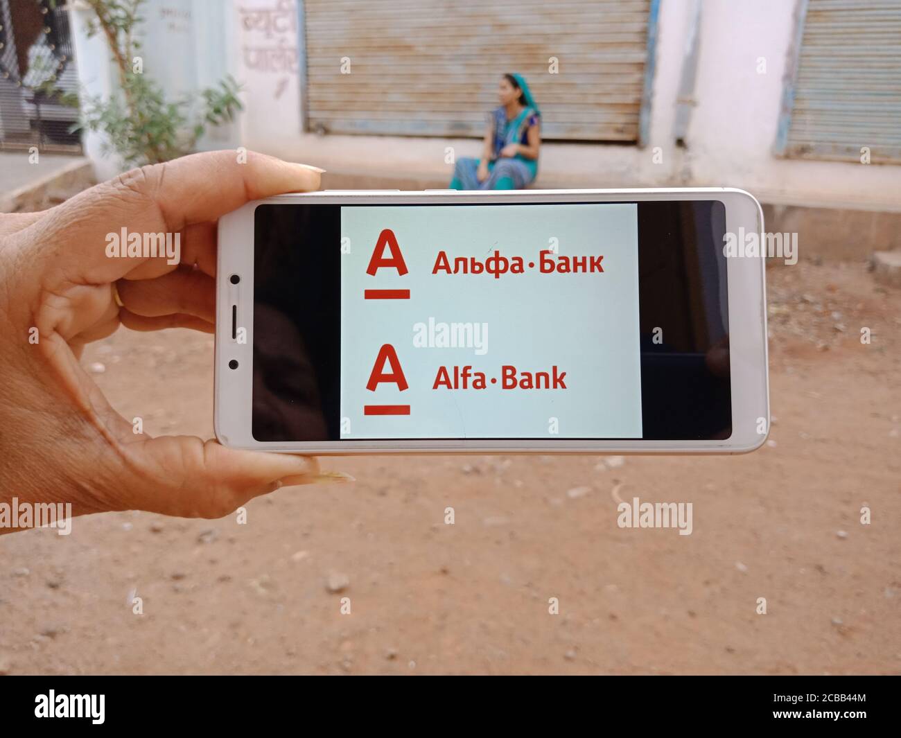 DISTRETTO KATNI, INDIA - 02 GIUGNO 2020: Una donna indiana che detiene smartphone con visualizzazione del logo di Alfa Bank Private Banking Company sullo schermo, ba moderna Foto Stock