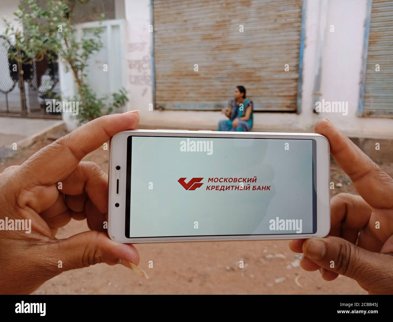 DISTRETTO KATNI, INDIA - 02 GIUGNO 2020: Una donna indiana in possesso di smartphone con visualizzazione DEL logo DELLA BANCA DI MOSCA CREDITO sullo schermo, educat bancario moderno Foto Stock
