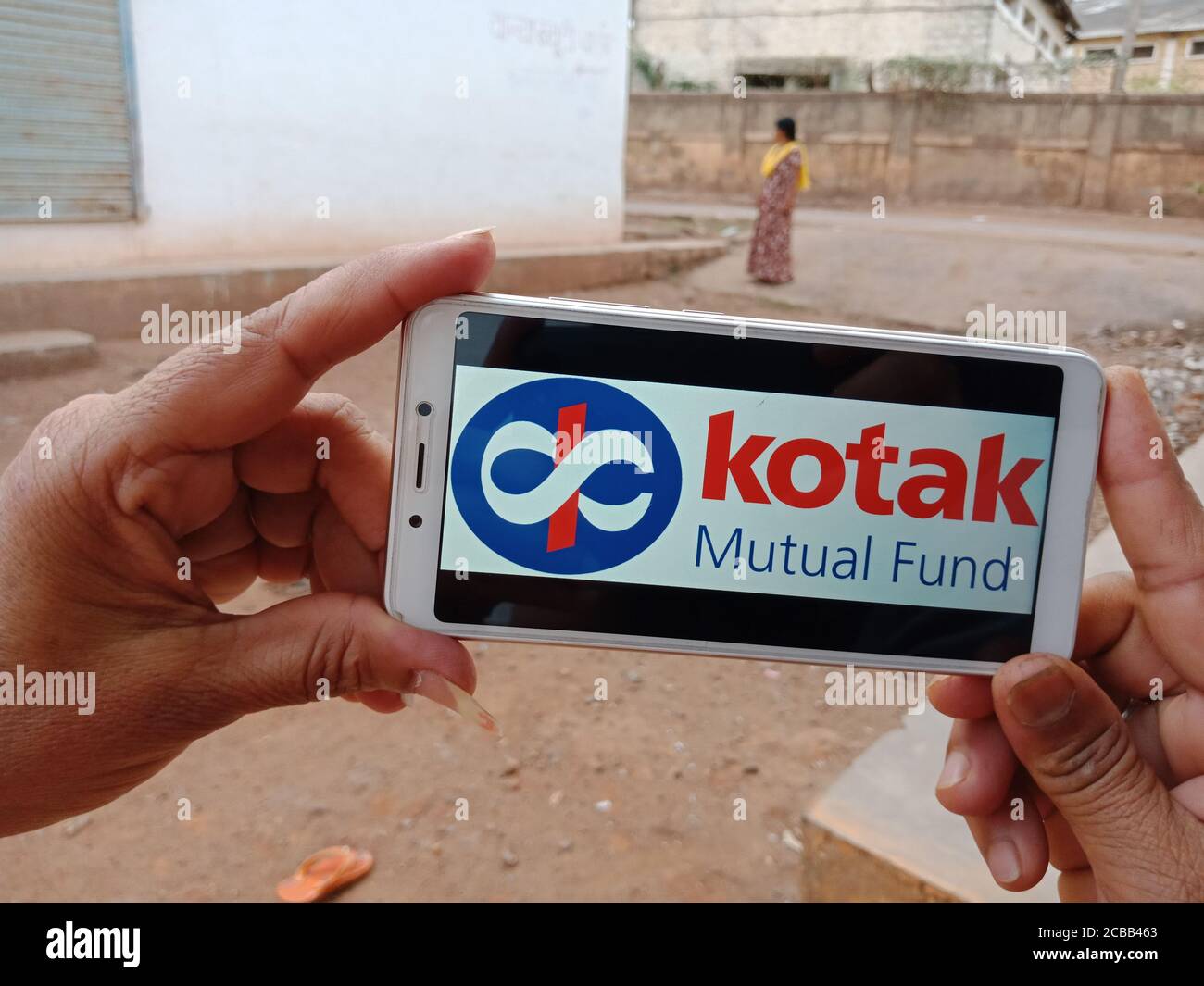 DISTRETTO KATNI, INDIA - 02 GIUGNO 2020: Una donna indiana che detiene smartphone con visualizzazione del logo Kotak Mutual Fund sullo schermo, istruzione bancaria moderna Foto Stock